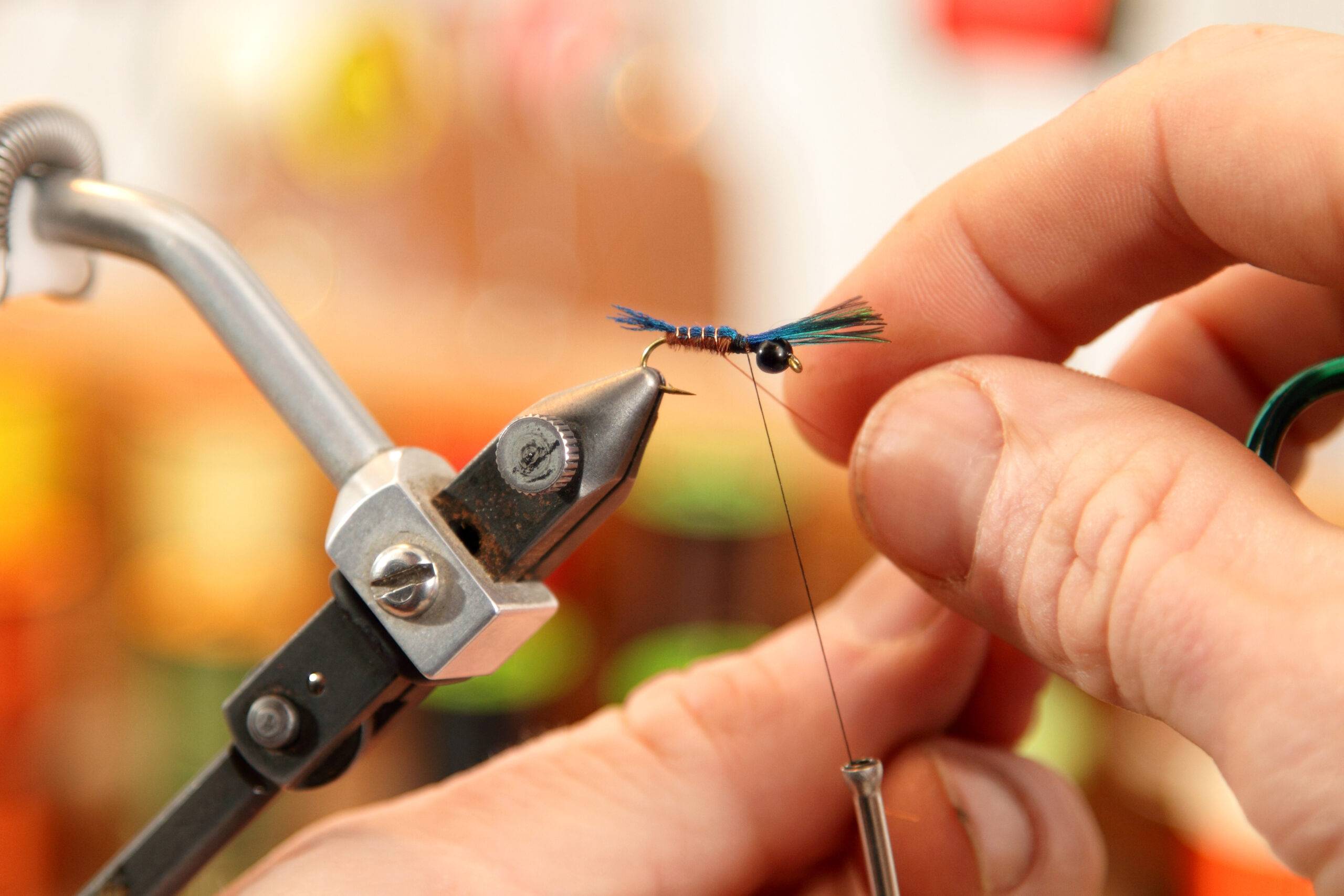 tying a fly on a good vise